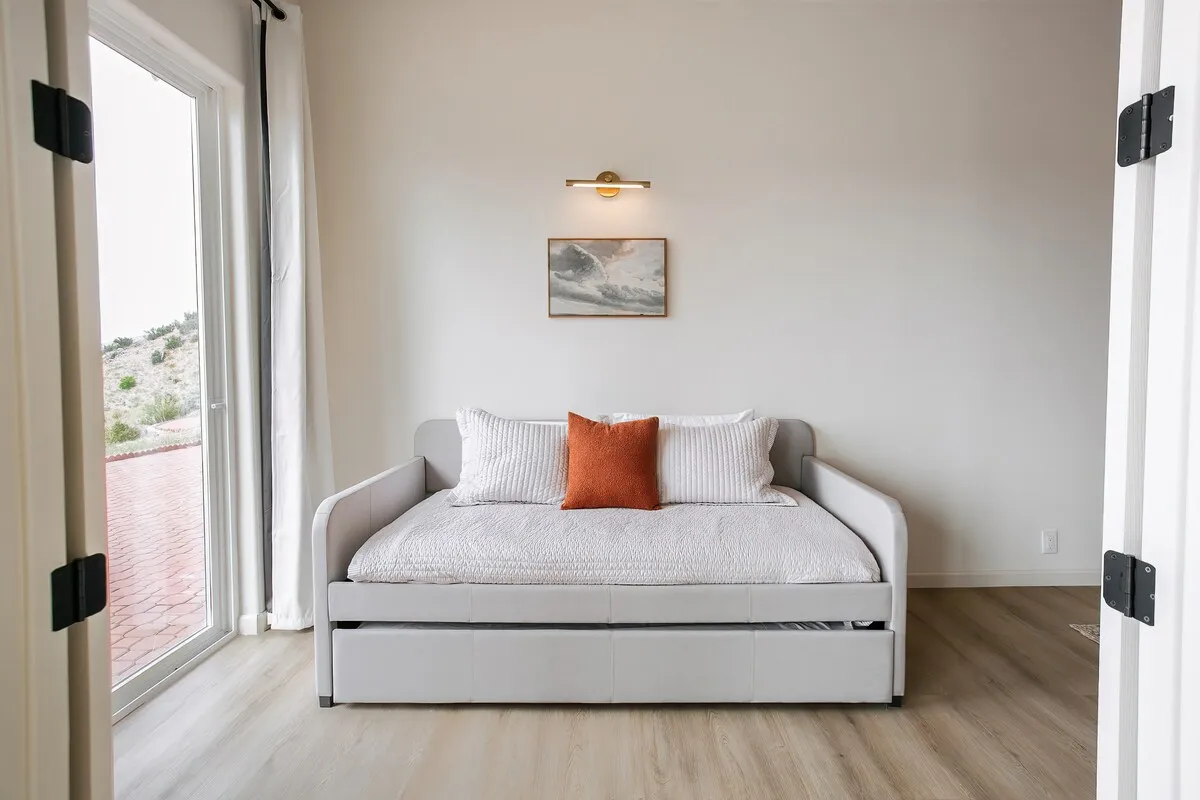 Bedroom thumbnail 10